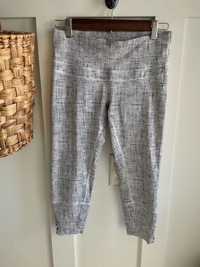 Black & White Crosshatch Capri Leggings